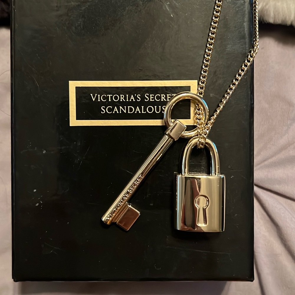 Brand new Victoria secrets lock & key necklace